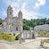 El Santuario de Bom Jesus do Monte, una histórica iglesia Católica con un jardín decorativo y escaleras ornamentadas en frente